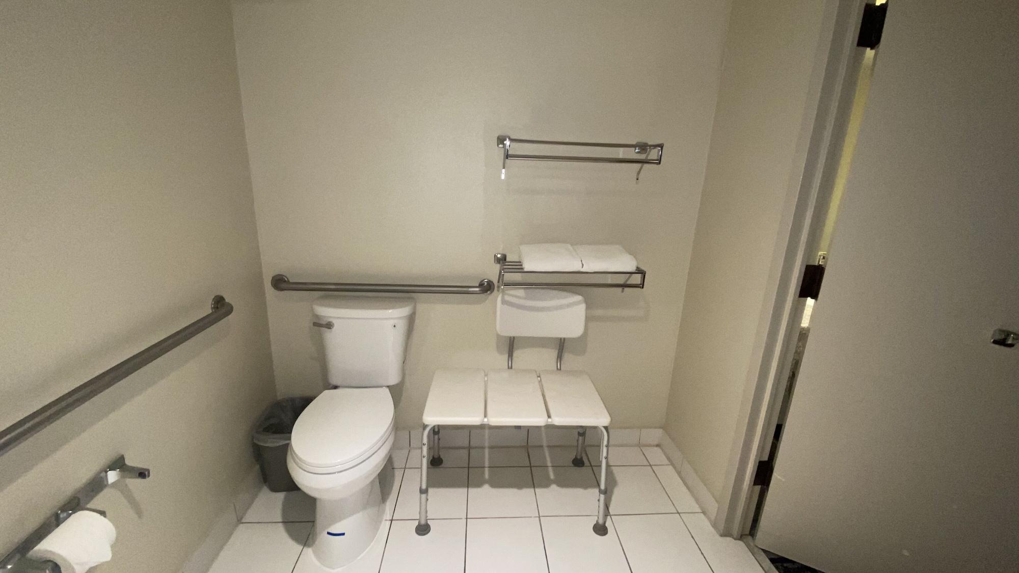 Quality Near Ucr And Downtown Pensão 2*